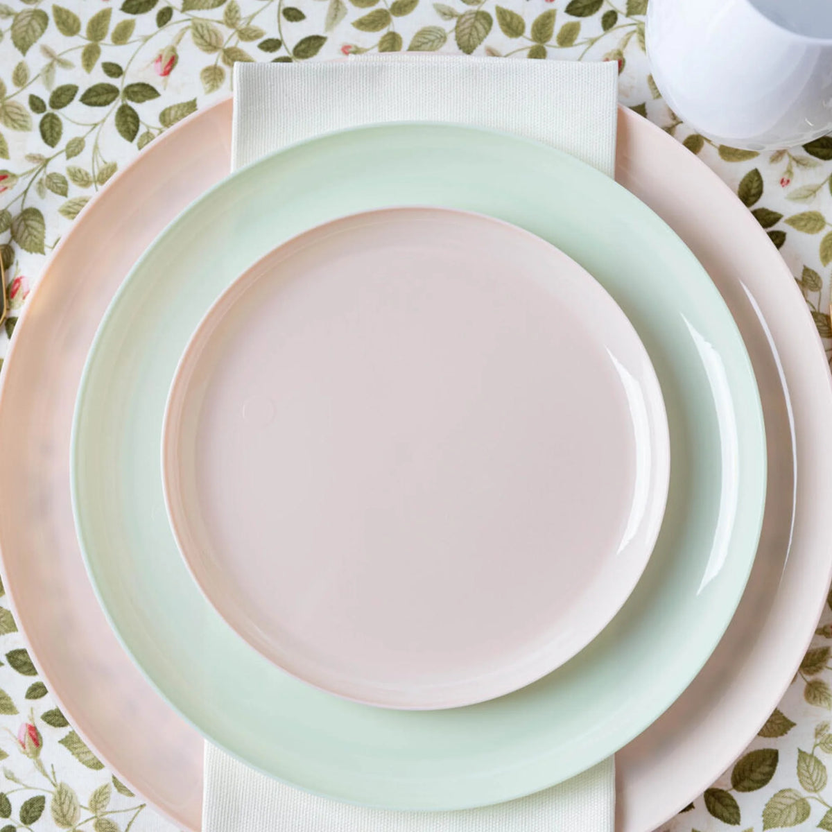 10.6" Round Pink Disposable Plastic Plates (90 Pack) Y68875