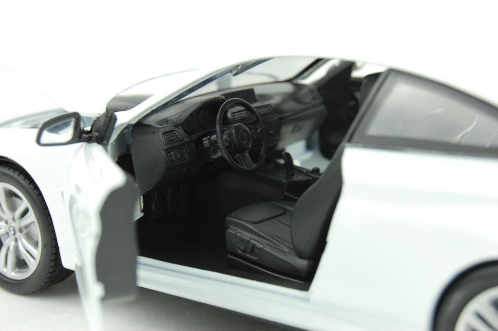 Grey 1/24 Diecast Model Car I12338